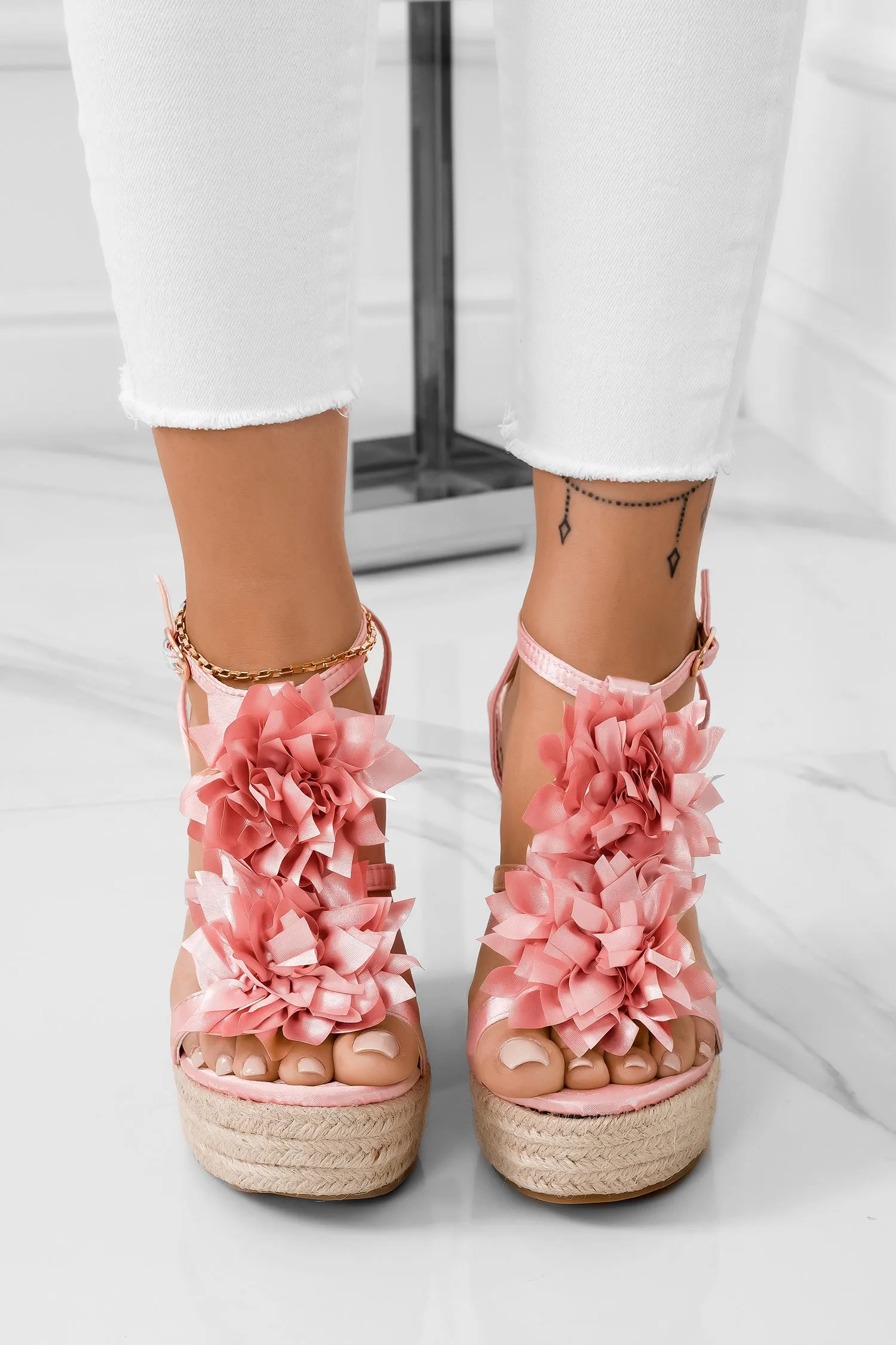 Sandali espadrilles rosa in raso con fiore applicato